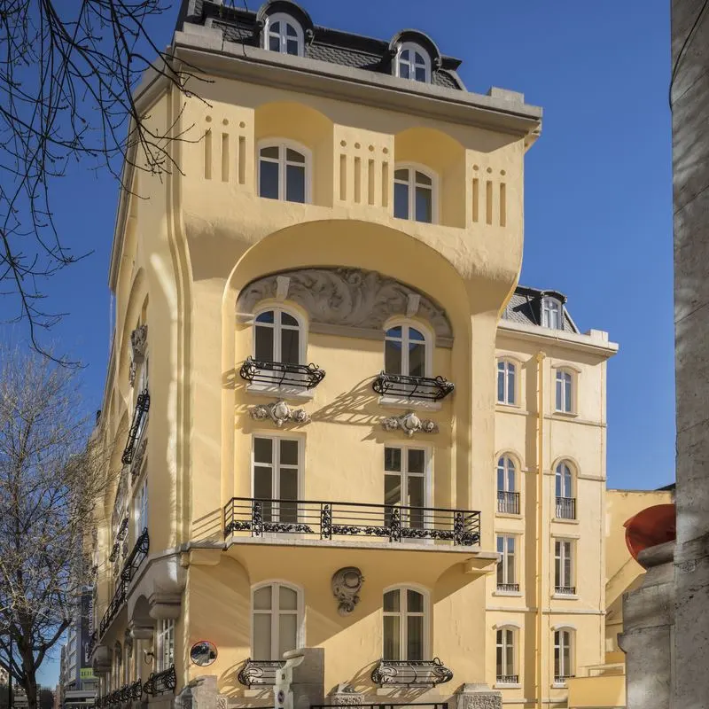 República 23 — façade and avenue, Avenidas Novas, Lisbon